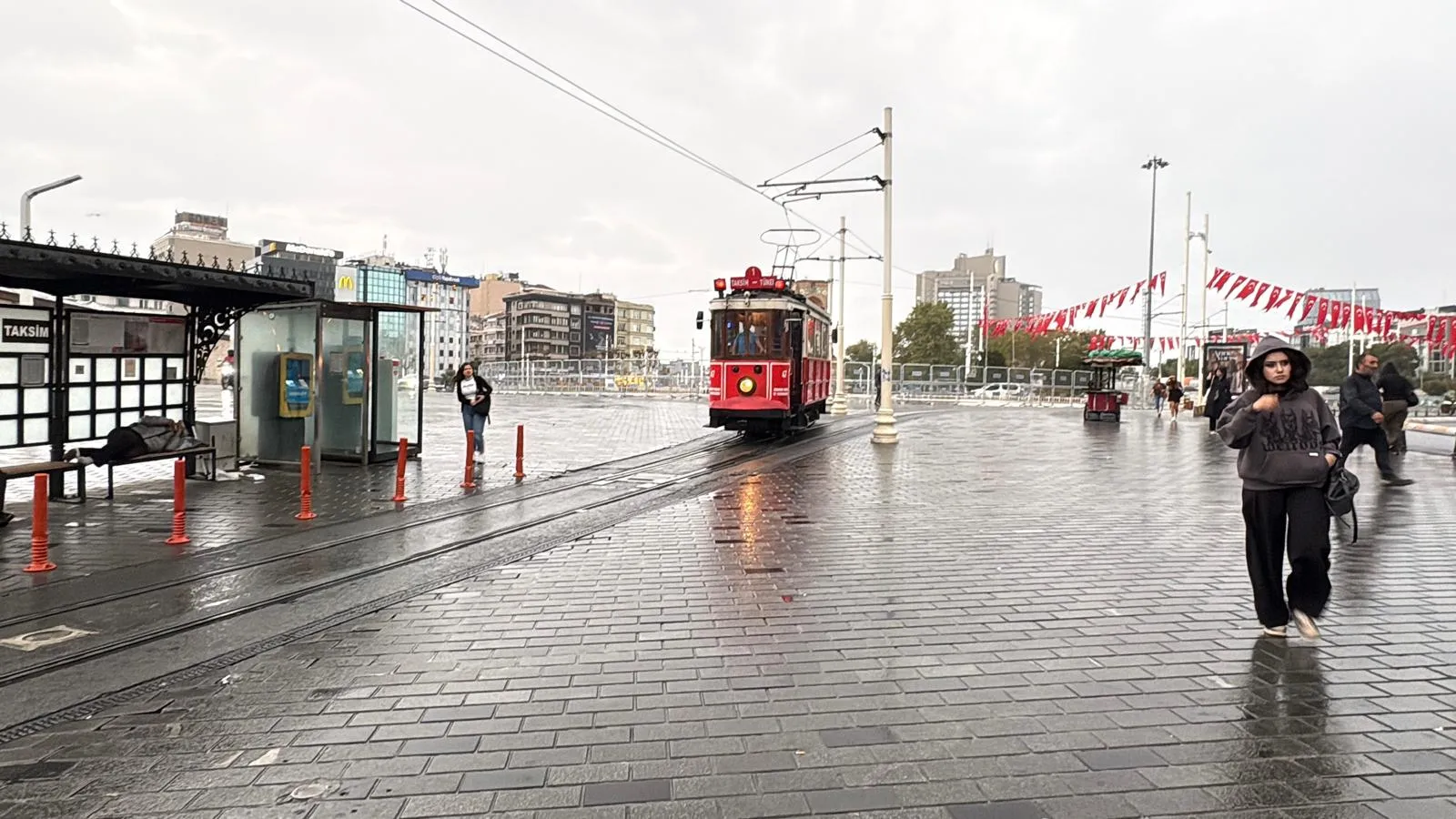 İstanbul'da mevsim geçişi sert yaşandı: Şemsiyeler açıldı, montlar dolaptan çıktı