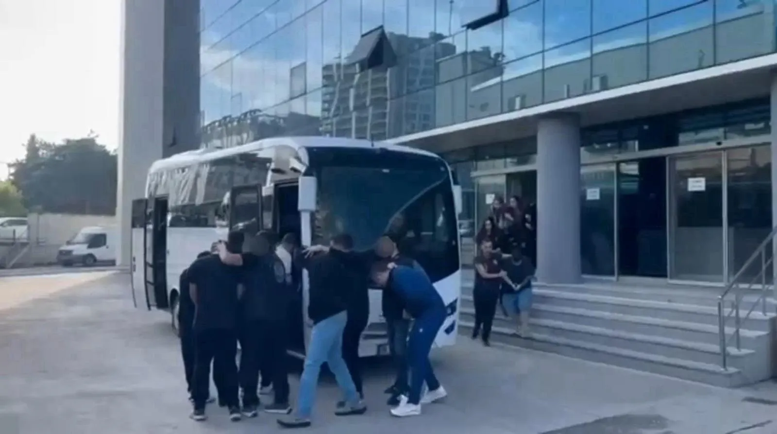 Bursa'da sanal ağlara düşen kurbanlar: Evlilik vaadiyle kurulan tuzak 10 kişiyi cezaevine gönderdi