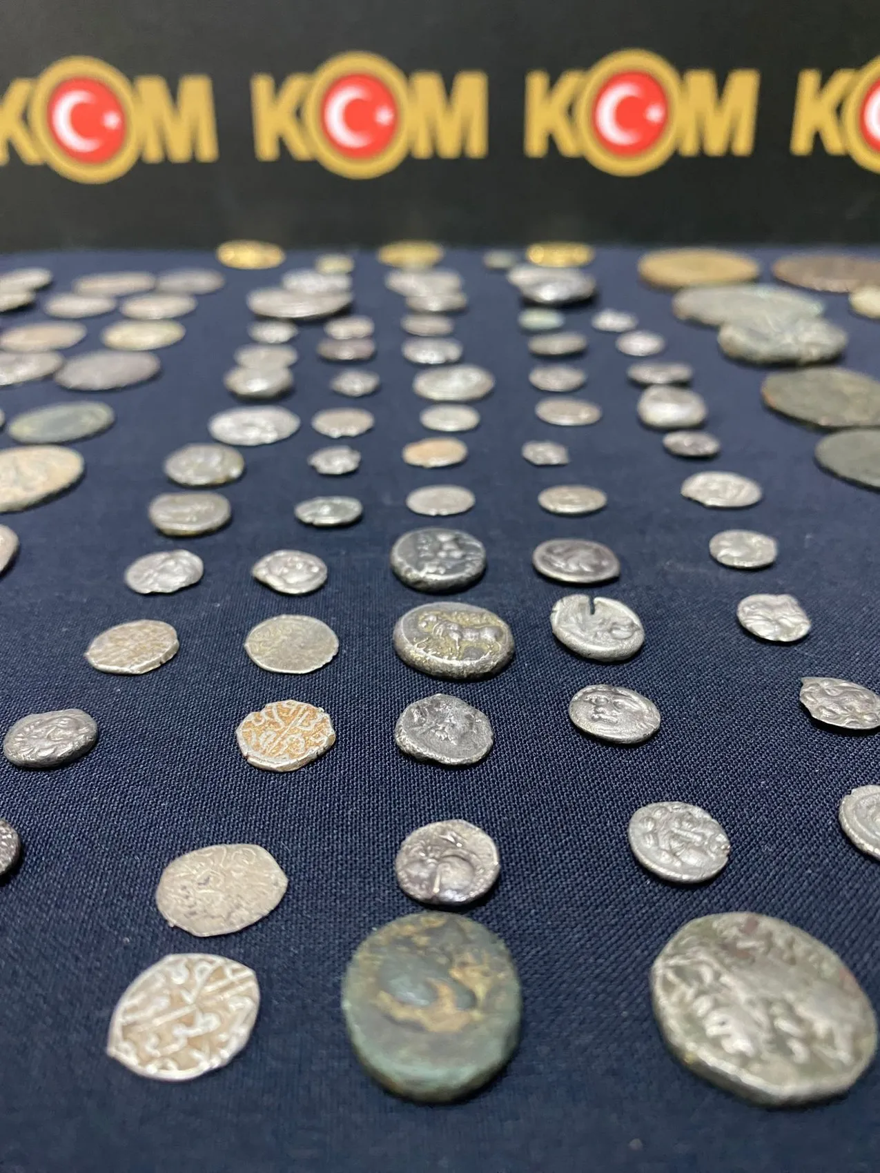 Beykoz'daki dükkanda gizli hazine: Yüzyıllara meydan okuyan 402 parça ele geçirildi