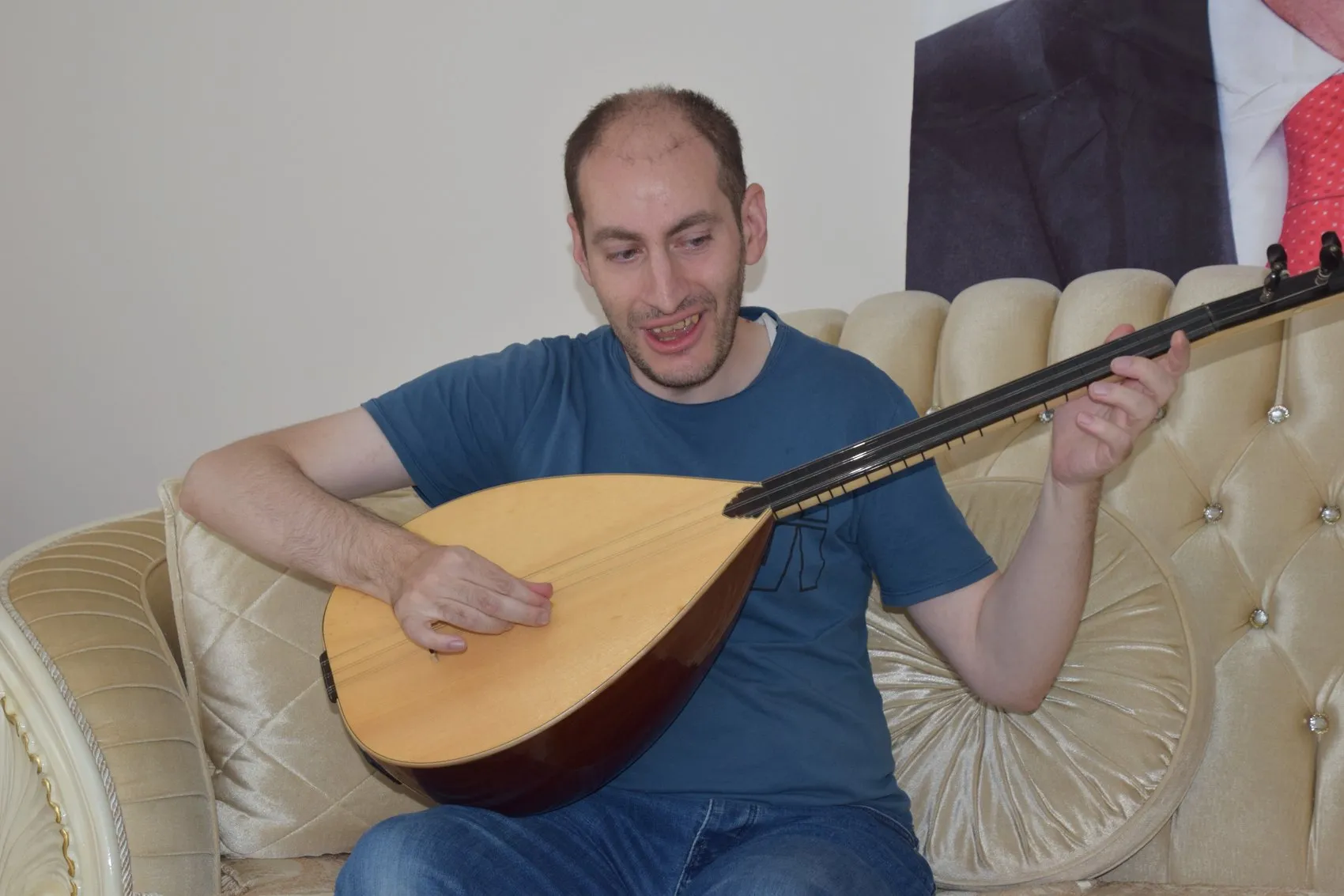 Gözleri görmüyor ama gönlünde Erdoğan sevgisi var: Bestesiyle sesini duyurmak istiyor