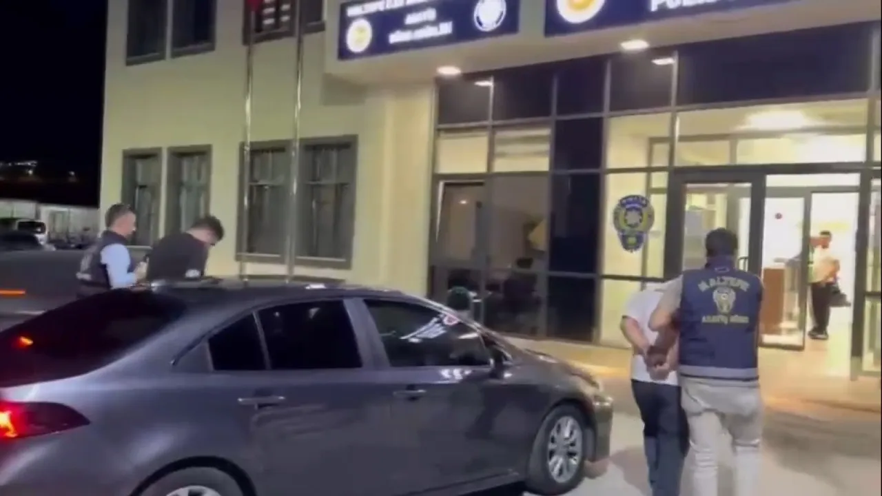 İstanbul'da uyuşturucu trafiğine 'zula' engeli: İki araçla kurdukları düzen bozuldu
