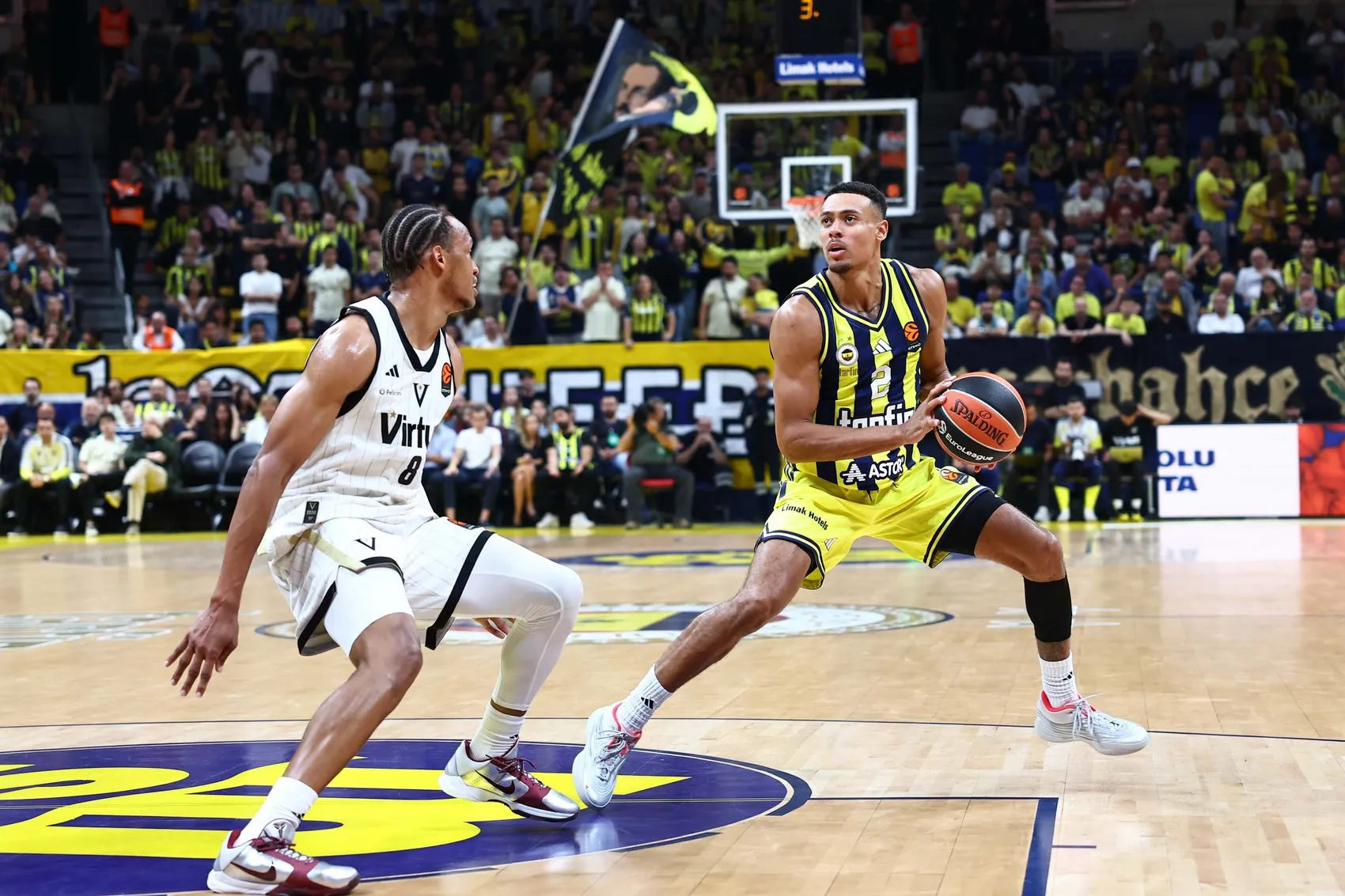 Ülker Arena'da sezon açılışı: Fenerbahçe Tarfin İtalyan rakibini devirdi