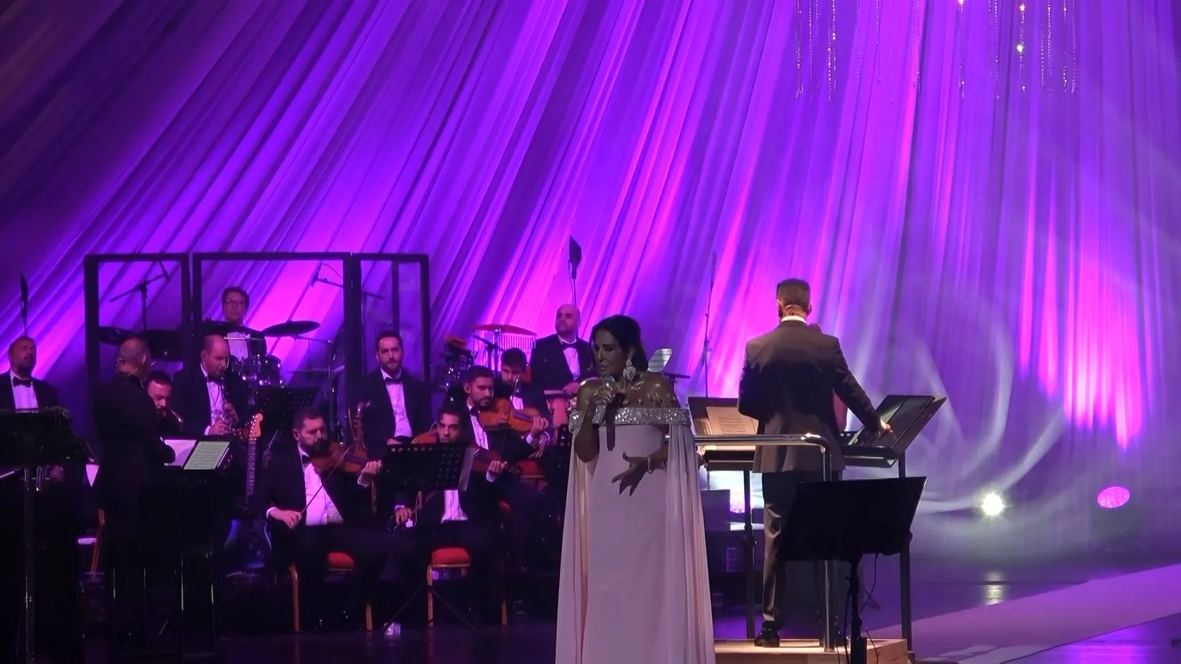 Sanat Güneşi Bursa'da yankılandı: Nükhet Duru'dan vefa dolu gece
