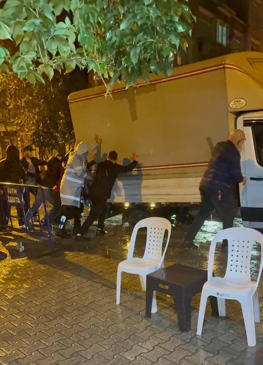 İstanbul'da gece mesaisi: Sağanak yolları göle çevirdi, araçlar çukurlara saplandı