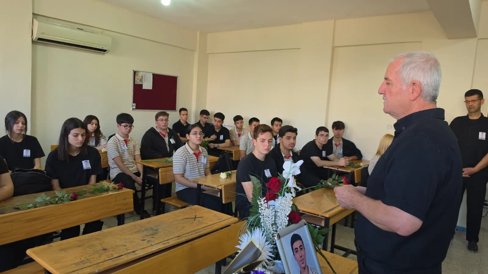 Sırası boş kaldı, çiçeklerle donatıldı: Kozan'ı yasa boğan veda
