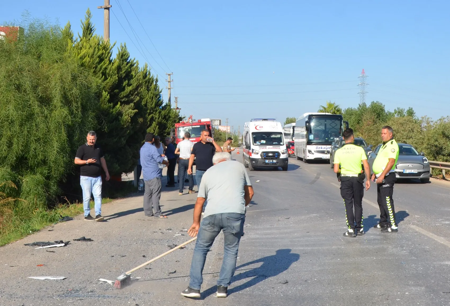 Antalya yolunda sabah trafiğinde dehşet anları: Tur otobüsüne çarpan servis midibüsünde 6 yaralı