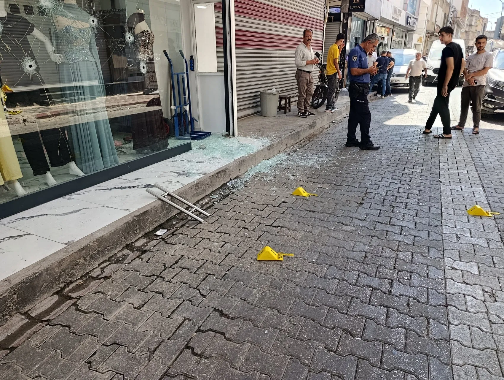 Seyhan'da güpegündüz dehşet: Giyim mağazasına kurşun yağdırdılar