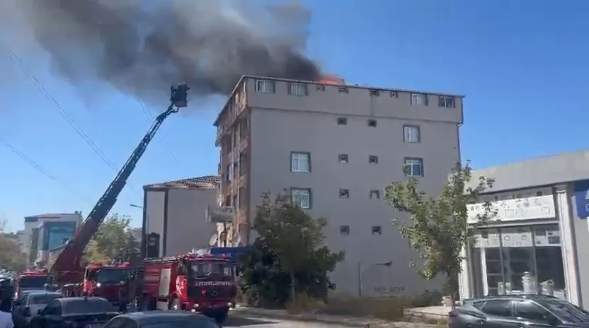 Ataşehir'de çatı tadilatı kabusa dönüştü: Alevler dakikalar içinde binayı sardı