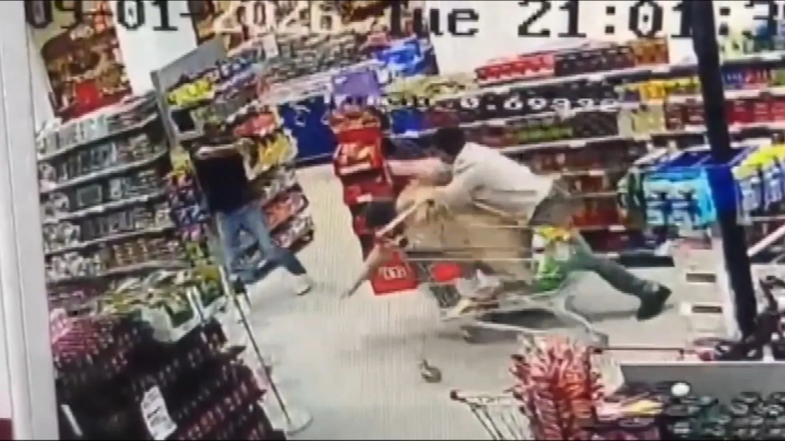 Sincan'da market alışverişi kanlı bitti: Husumetlilerin silahlı düellosu kamerada