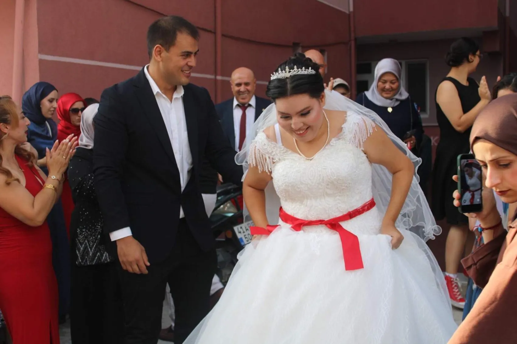 Kapaklı'da unutulmaz gün: Esmanur'un gelinlik hayali gerçek oldu