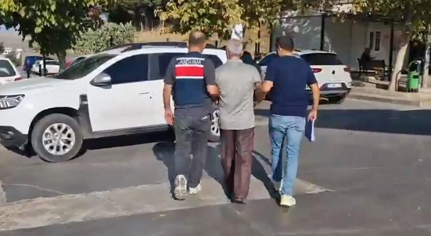 İzmir merkezli FETÖ operasyonunda ele geçirilenler şaşkına çevirdi: Evlerden servet çıktı