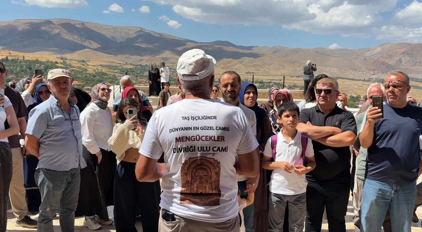 Taşların dilini çözdü: 16 yıldır gönüllü mihmandarlıkla tarihe ışık tutuyor