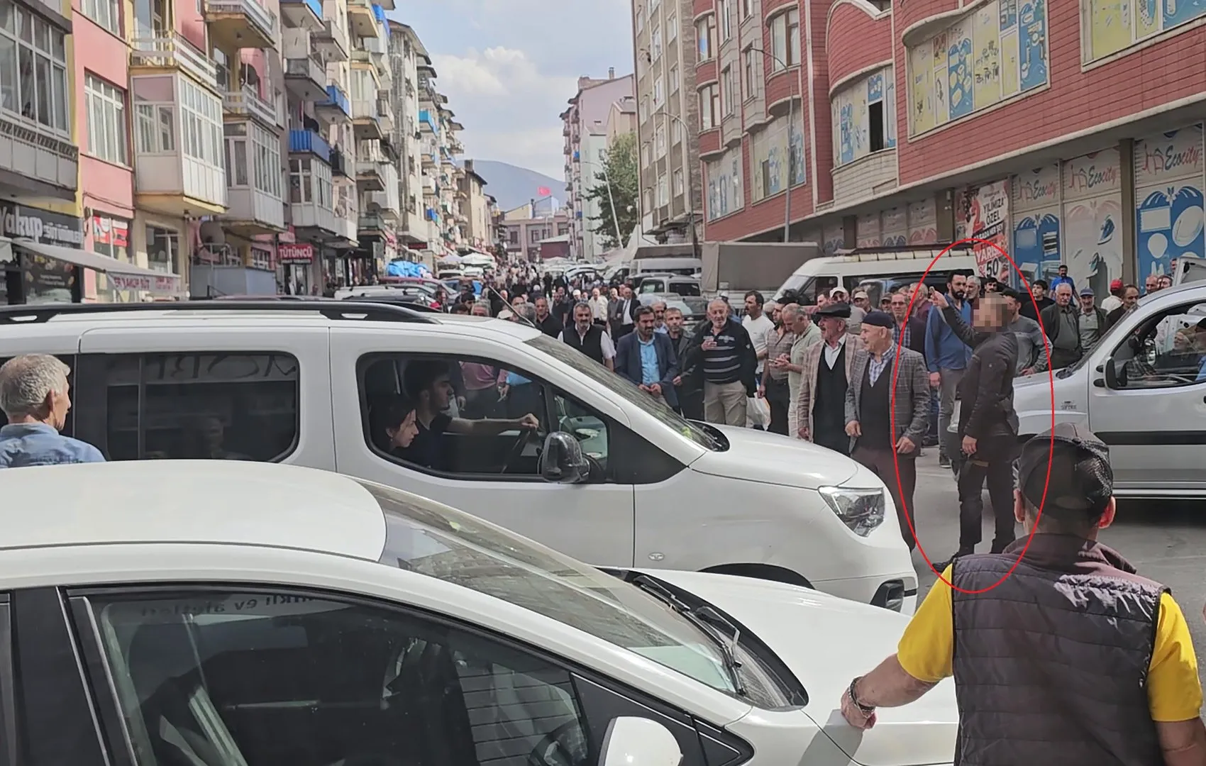 Erzurum'da dehşet anları: Bıçaklı saldırgana kurşun yağdırdı