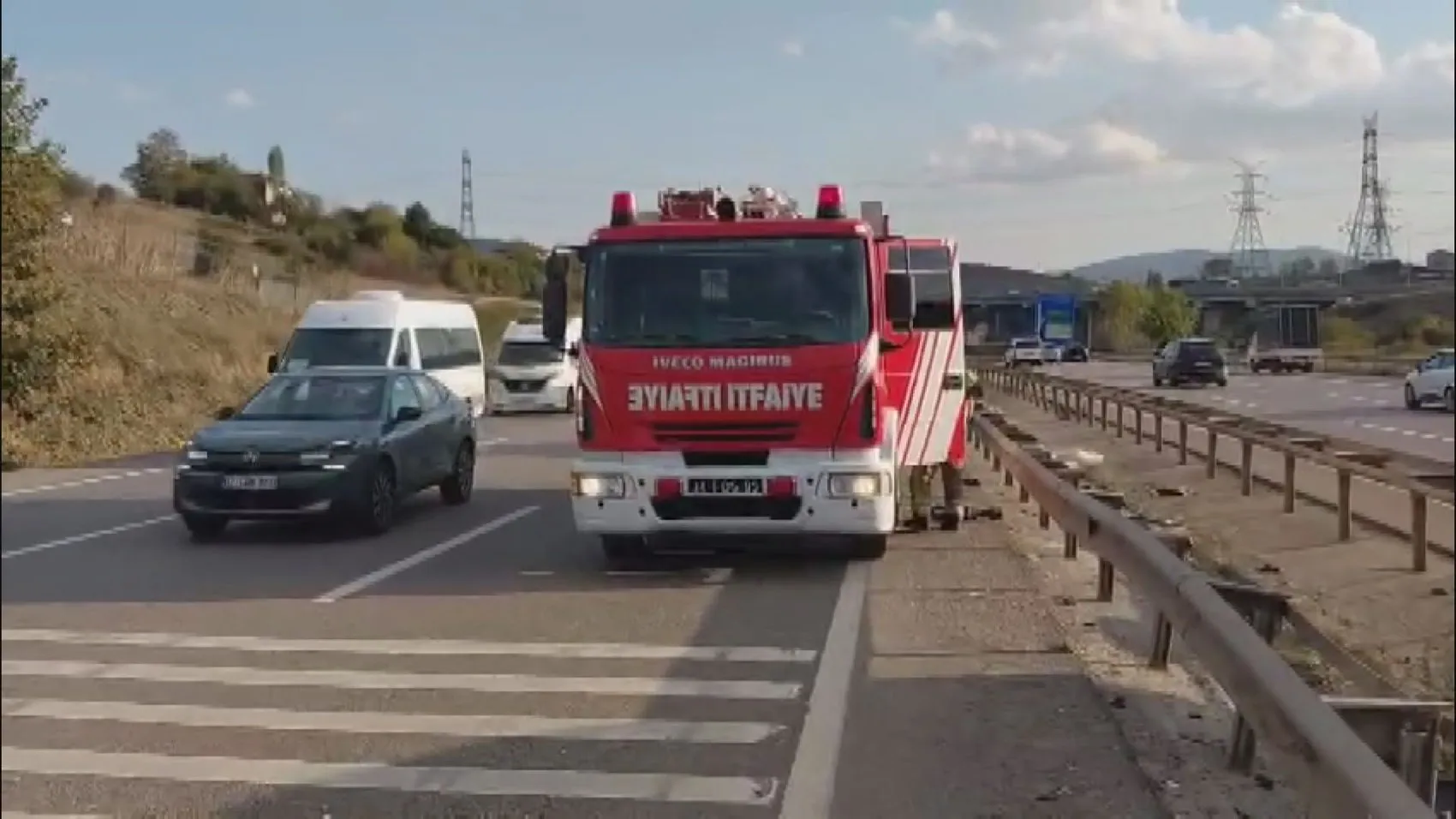 Sancaktepe'de korkutan kaza: Kontrolden çıkan araç bariyerlere saplandı