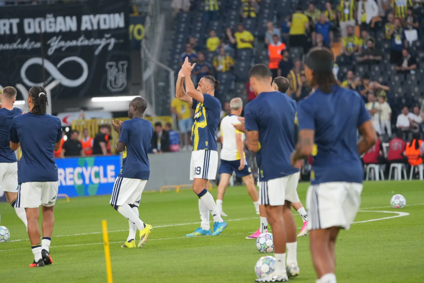 Kadıköy’de Avrupa Gecesi: Fenerbahçe’nin Roma Mesaisi ve Tribünlerdeki Görsel Şölen