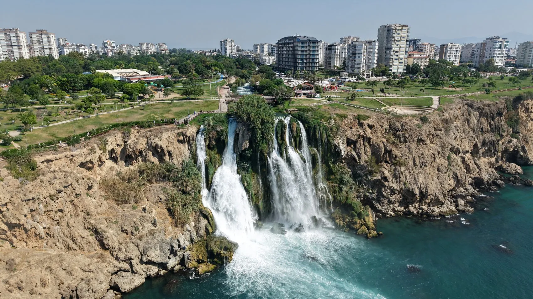 Antalya'nın kalbinde görsel şölen: 40 metrelik dev şelale turistleri büyüledi