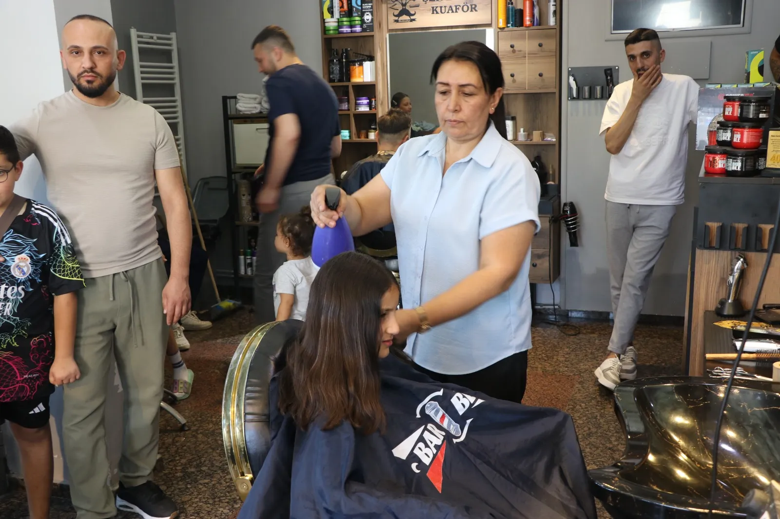 Muhtar koltuğuna oturdu mesleğini bırakmadı: 70 bin nüfuslu mahallede makas sesleri hiç susmuyor