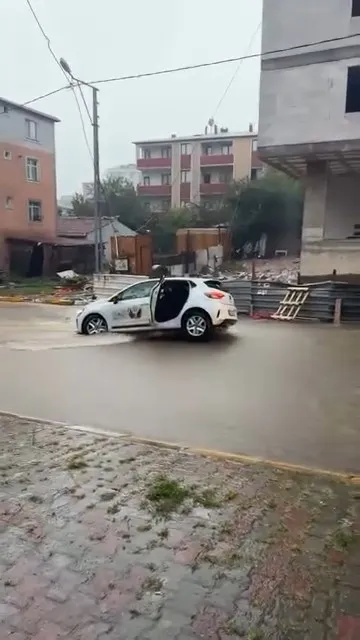 Sultanbeyli'de yol çöktü: Otomobilin devrilmemesi için kapıya asıldılar