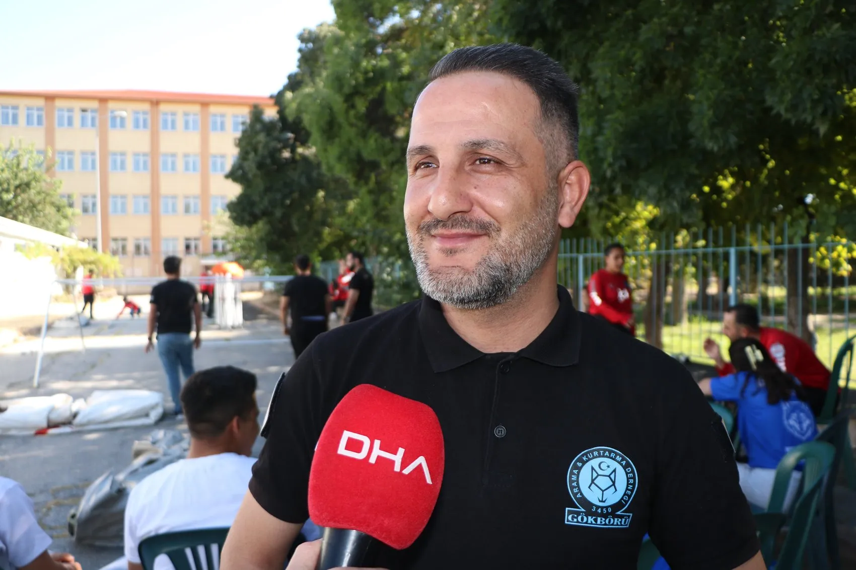Depremde kaybettiği arkadaşlarının acısını arama kurtarma gönüllüsü olarak dindirmeye çalışıyor