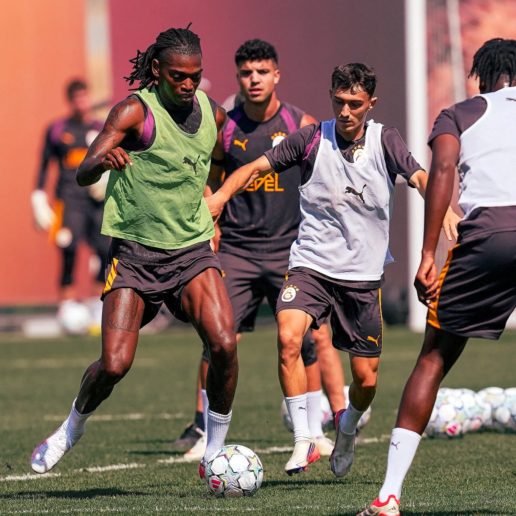 Galatasaray'da gözler yeni transferde: Bitshiabu ilk sınavını verdi
