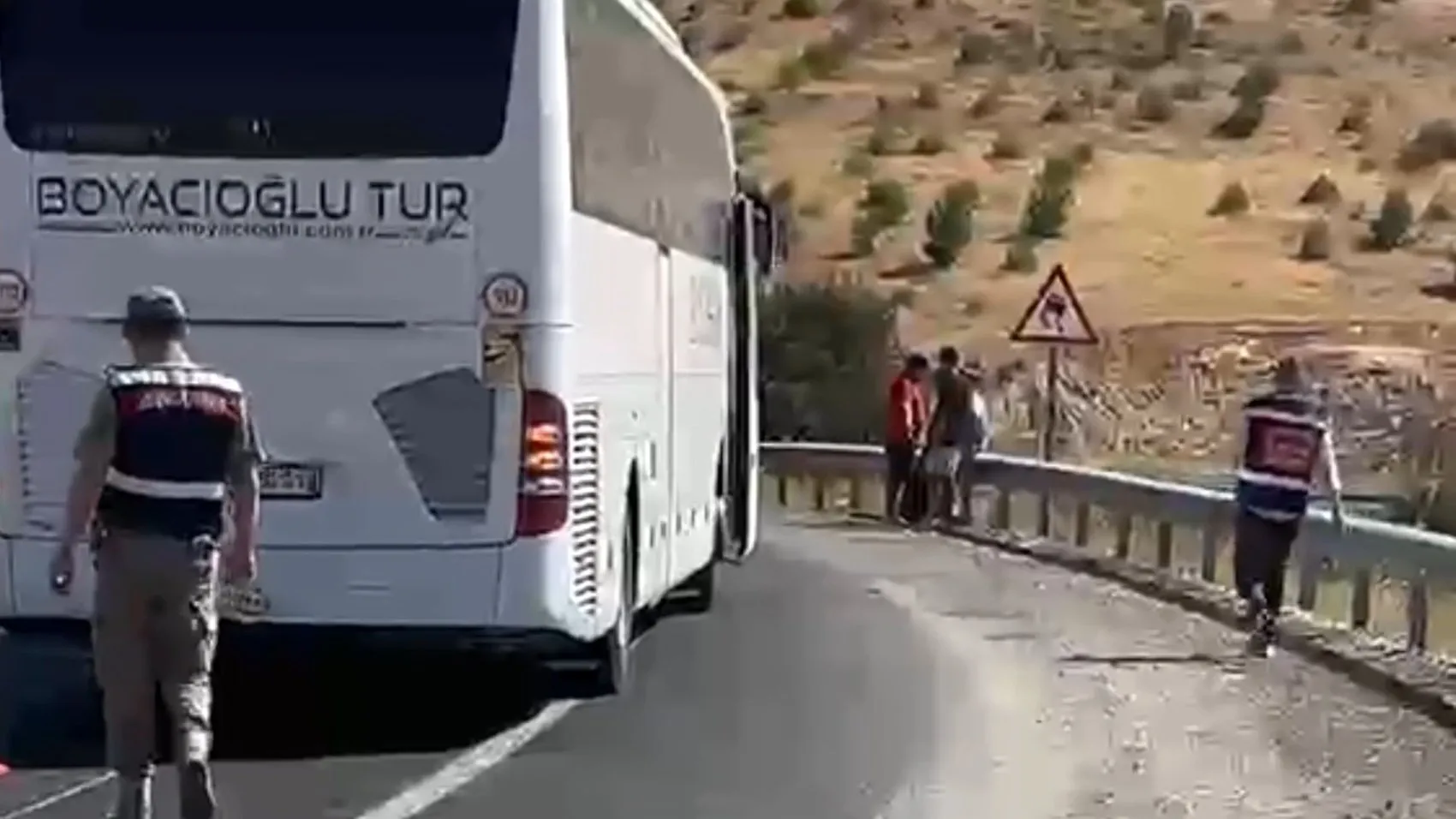 Birecik yolunda acı son: Tur otobüsüyle çarpışan sürücü kurtarılamadı