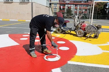 Bağcılar'da okul bahçeleri çocukların neşeli kahkahalarıyla şenlenmeye hazırlanıyor