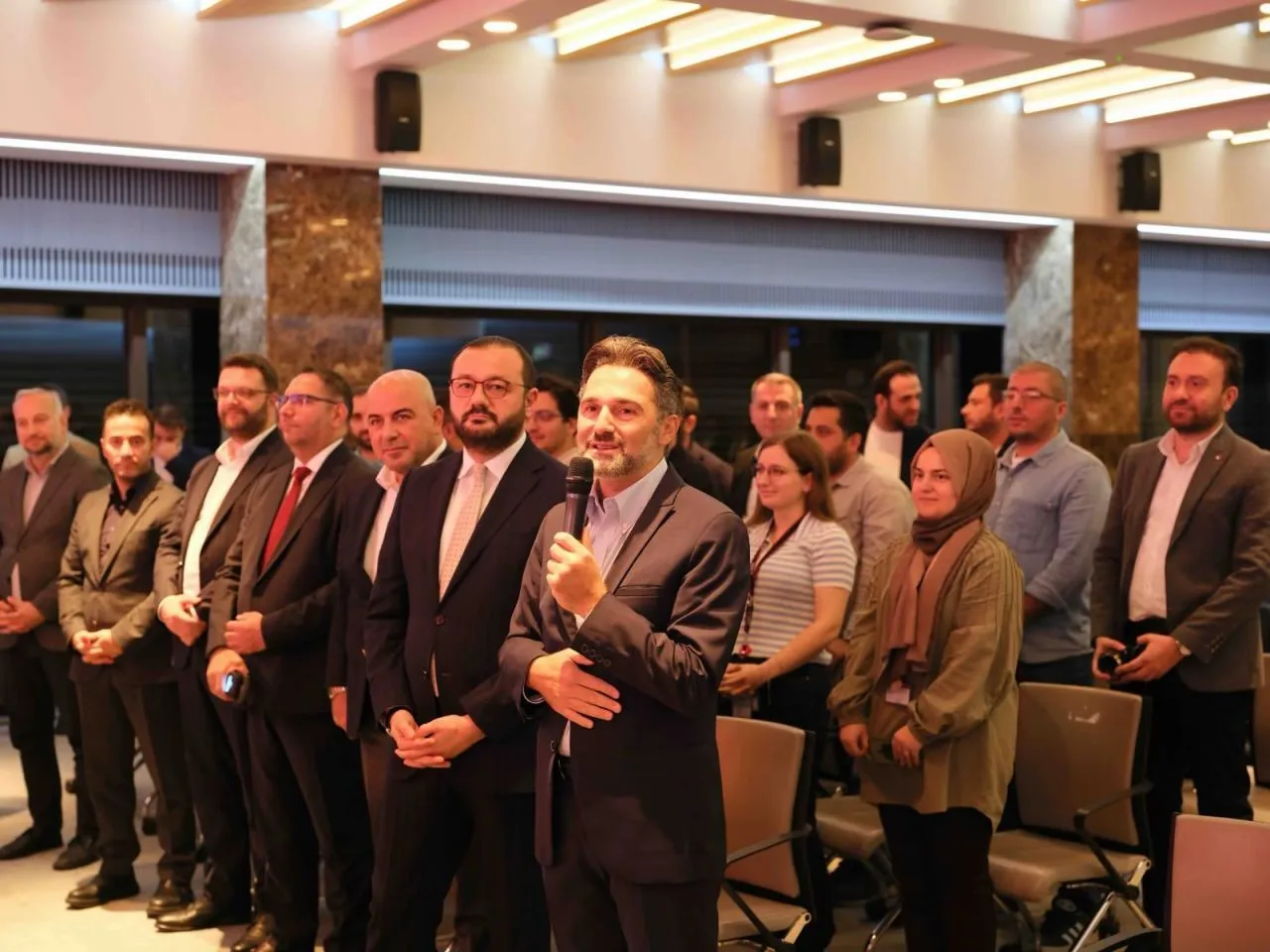 Gökyüzünün devinde diplomalar havada uçuştu: 100 çalışanın hayali gerçek oldu