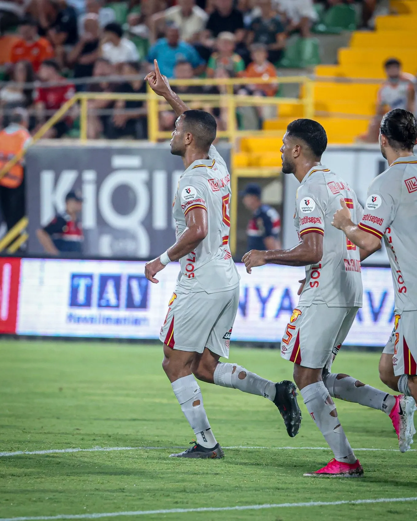 Göztepe'de büyük tezat: Hücumda fırtına gibi savunmada alarm veriyor