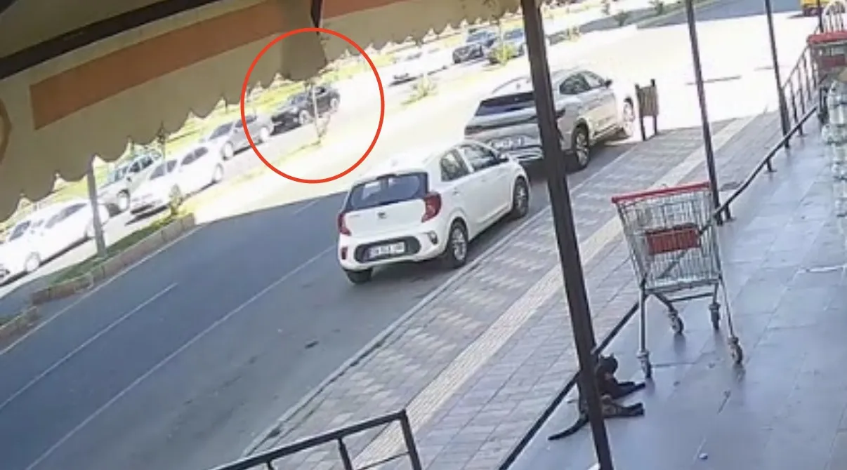 Diyarbakır'da saniyelerle gelen acı son: Kapı açıldı, motosikletli yola savruldu