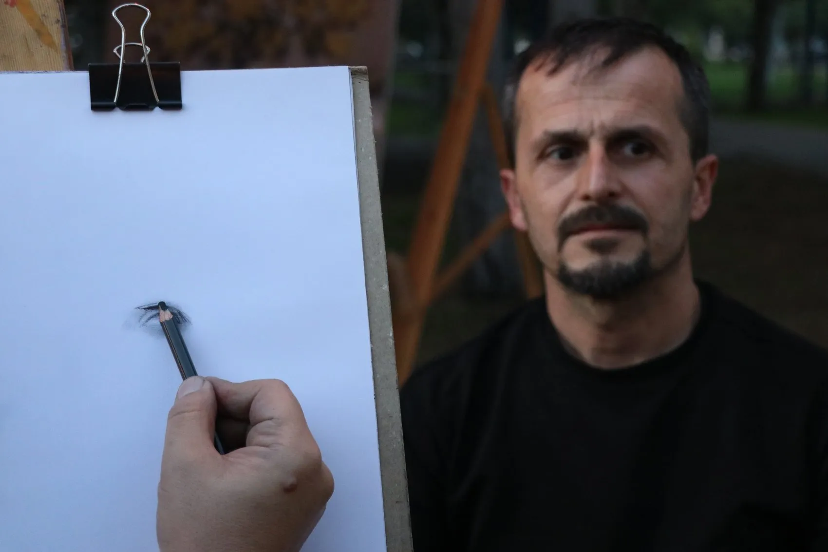Televizyon ekranındaki o fırça darbeleri hayatını değiştirdi: 30 yıllık tutku portre sanatına dönüştü