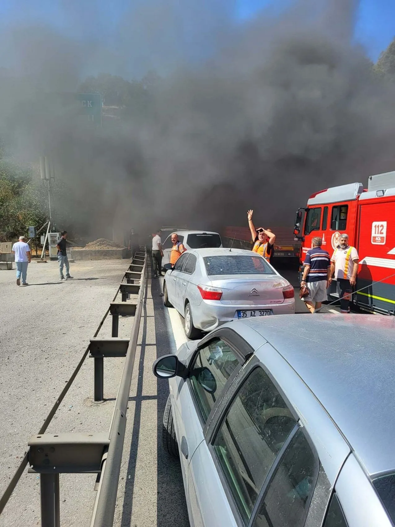 İzmir trafiğinde korku dolu anlar: Tünel içinde alevlere teslim oldu