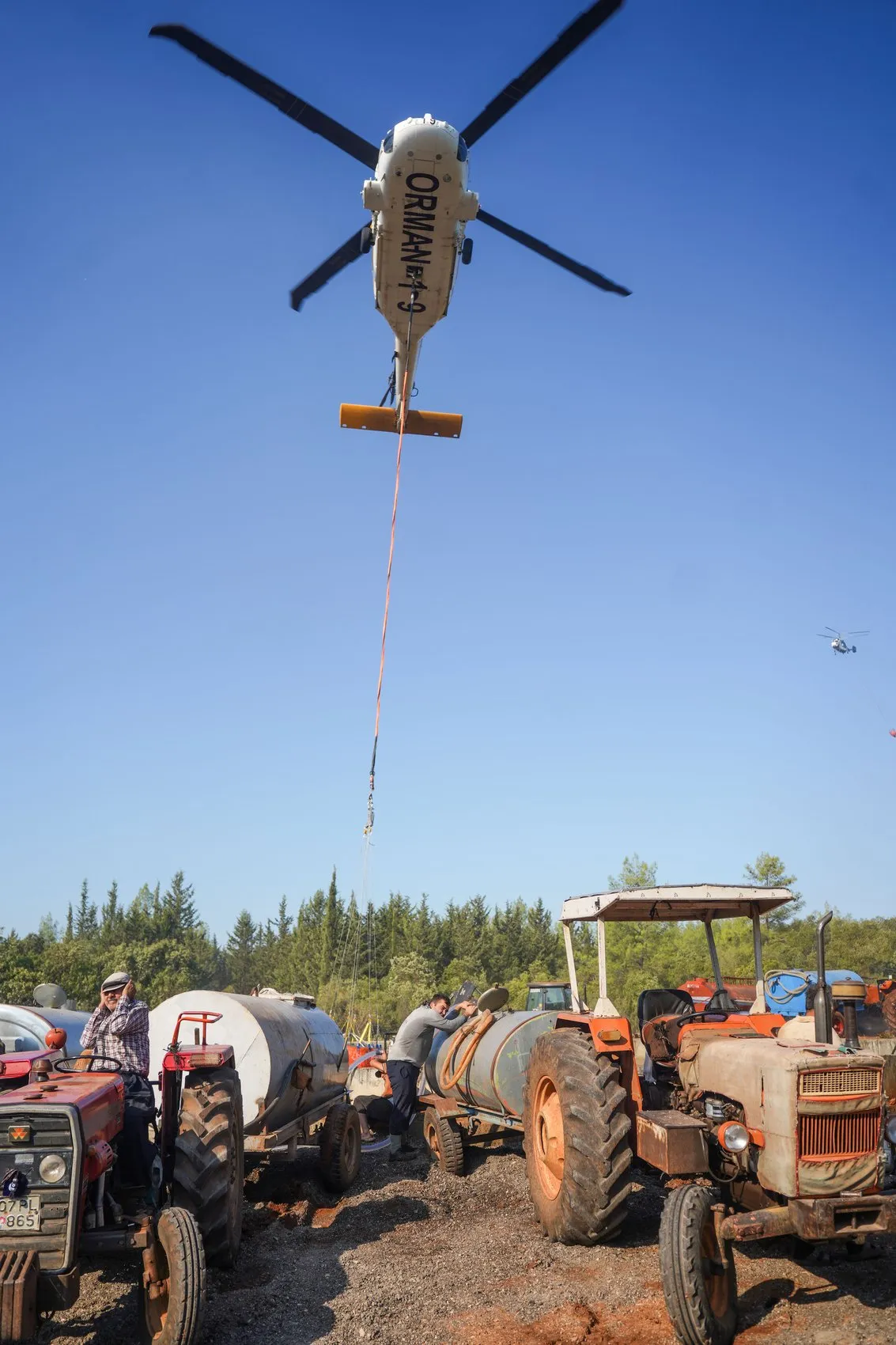 Alevlerle mücadelede imece usulü: Köylüler kendi paralarıyla aldıkları suyu helikopter havuzuna taşıdı