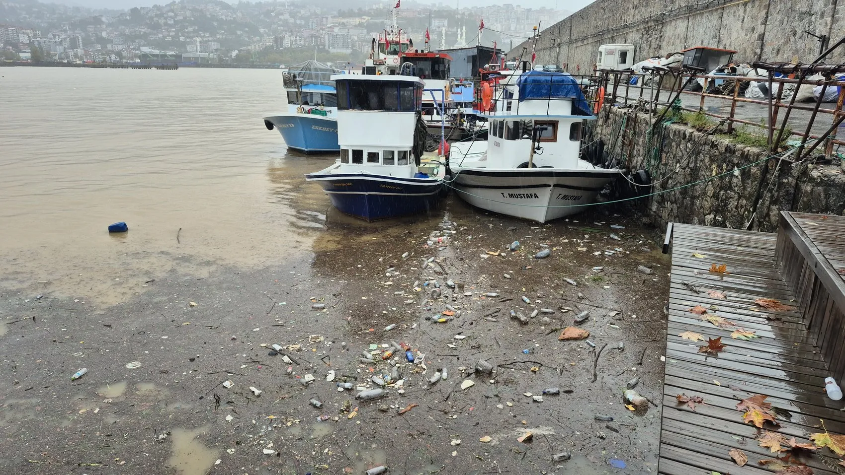 Zonguldak kıyılarında ürküten değişim: Şiddetli yağış denizin rengini değiştirdi